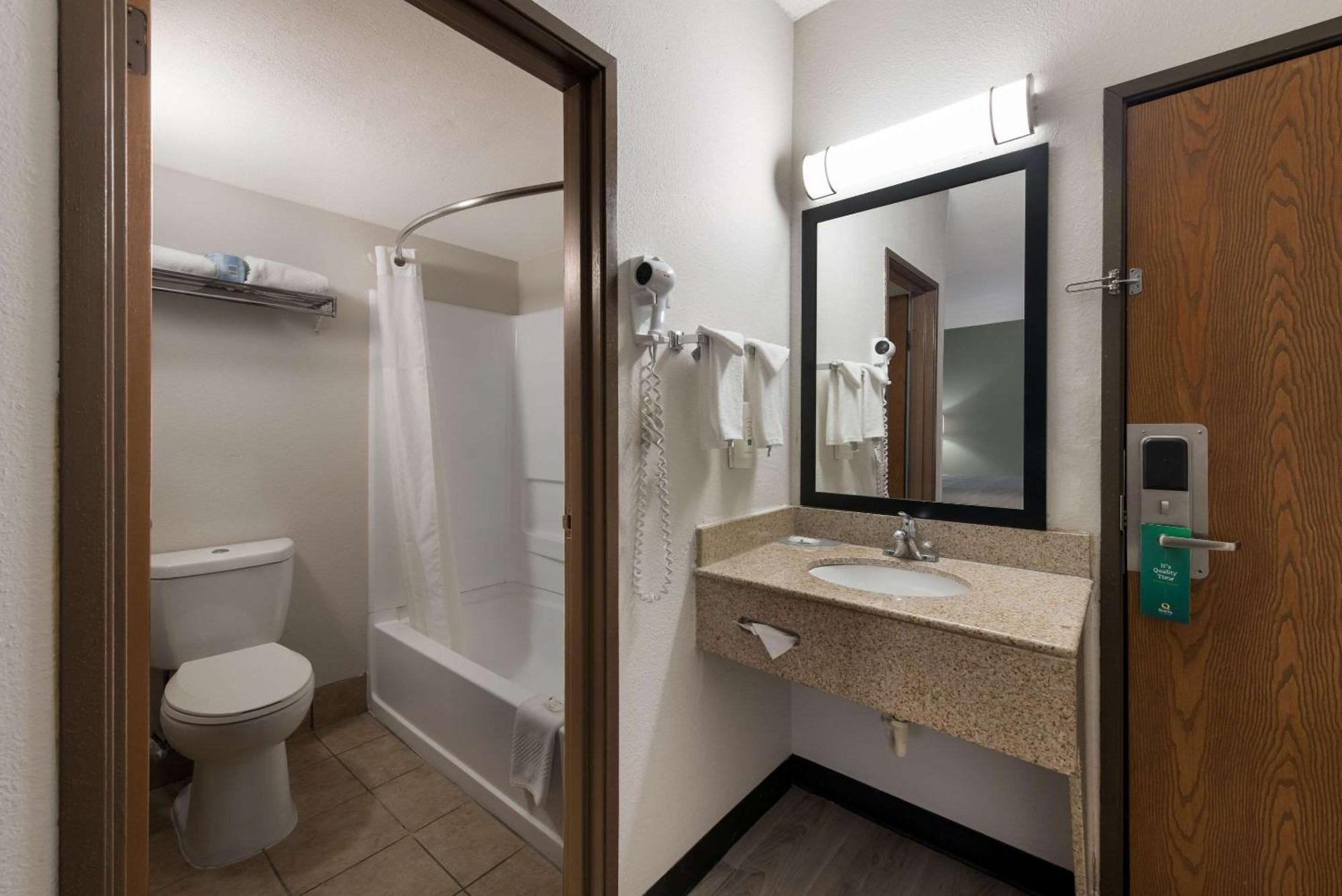 Quality Inn Merriam Kansas City Экстерьер фото