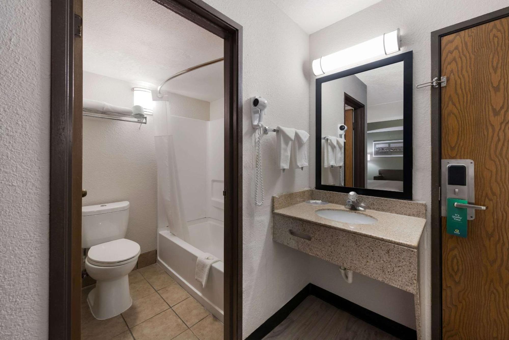 Quality Inn Merriam Kansas City Экстерьер фото