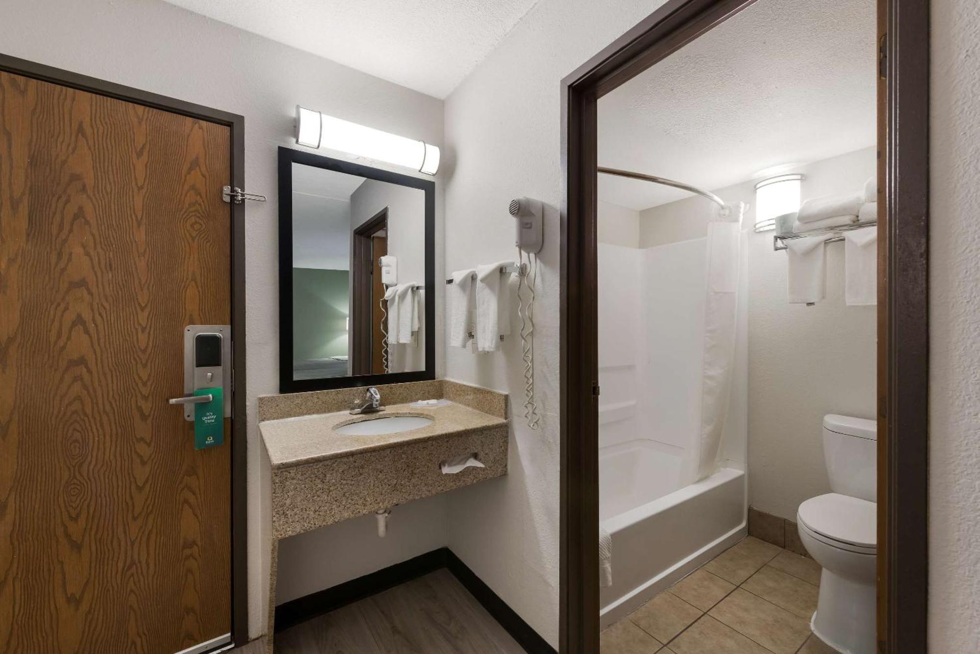 Quality Inn Merriam Kansas City Экстерьер фото
